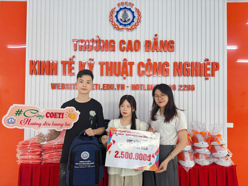 Tuyển Sinh Cao Đẳng Logistics Online 2026